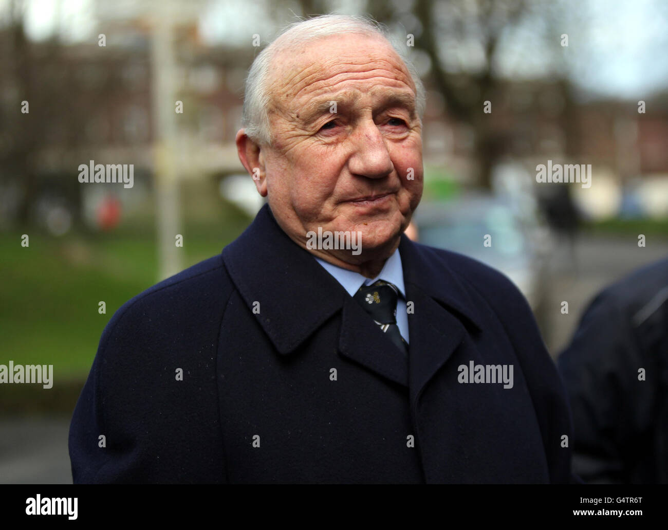 Der ehemalige englische Cricketspieler Micky Stewart kommt zu einem Dankesdienst in Erinnerung an Basil D'Oliveira in der Worcester Cathedral, Worcester. Stockfoto