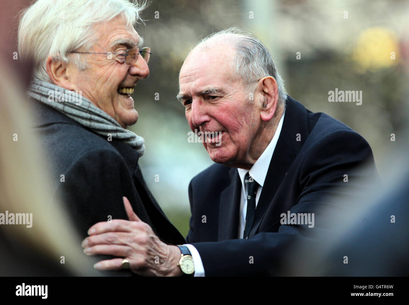 Der ehemalige englische Cricketspieler Tom Graveney (rechts) begrüßt Sir Michael Parkinson, als sie zu einem Dankesdienst in Erinnerung an Basil D'Oliveira in der Worcester Cathedral, Worcester, ankommen. Stockfoto