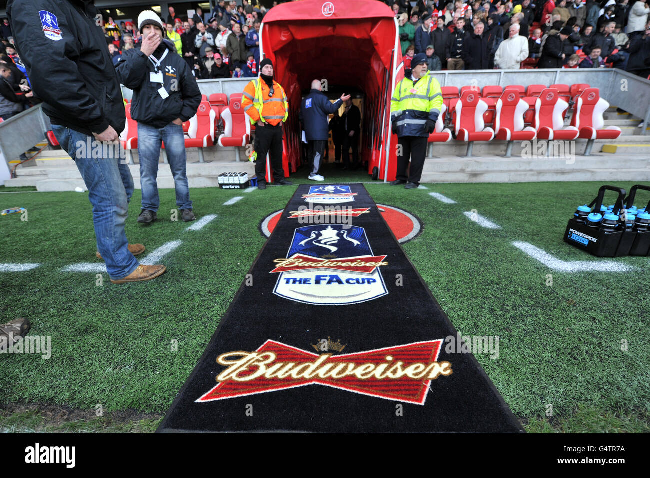 Fußball - FA Cup - Dritte Runde - Fleetwood Town / Blackpool - Highbury Stadium. Eine allgemeine Ansicht der FA Cup Beschilderung auf einer Matte, die aus dem Tunnel am Highbury Stadium führt Stockfoto