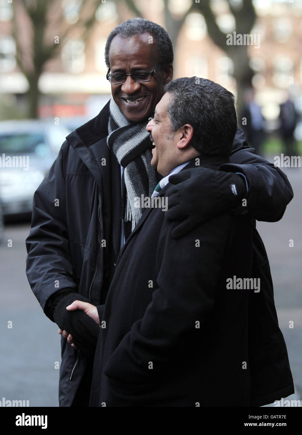 Der ehemalige Cricketspieler Vanburn Holder (links) von Worcestershire und West Indies wird von Damian D'Oliveira begrüßt, als sie zu einem Dankesdienst in Erinnerung an Basil D'Oliveira in der Worcester Cathedral in Worcester ankommen. Stockfoto