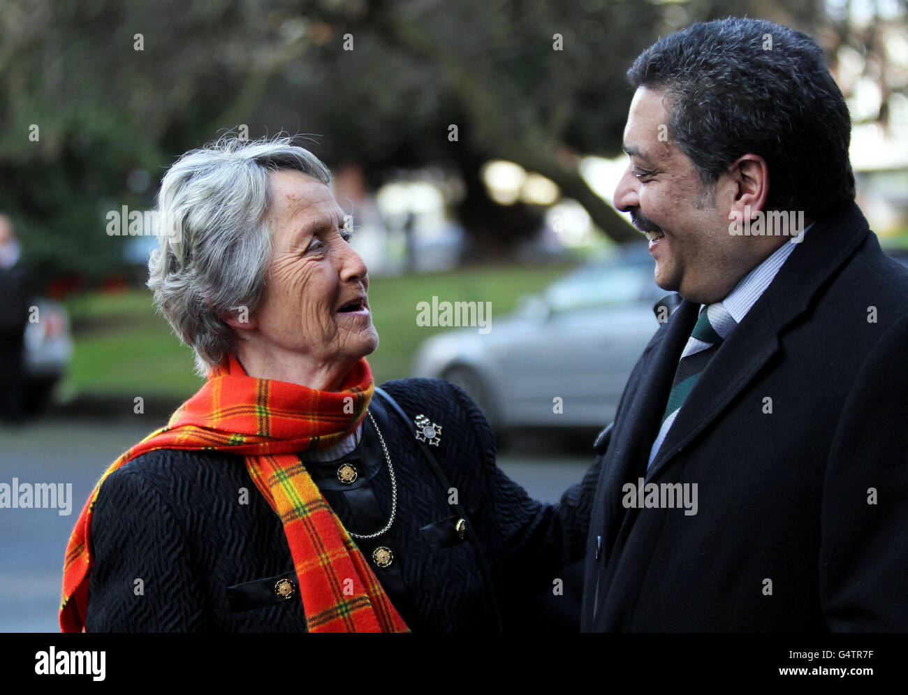 Der ehemalige England Women's Cricketspieler Rachael Hayhoe Flint (links) wird von Damian D'Oliveira (rechts) begrüßt, als sie zu einem Dankesdienst in Erinnerung an Basil D'Oliveira in der Worcester Cathedral, Worcester ankommen. Stockfoto