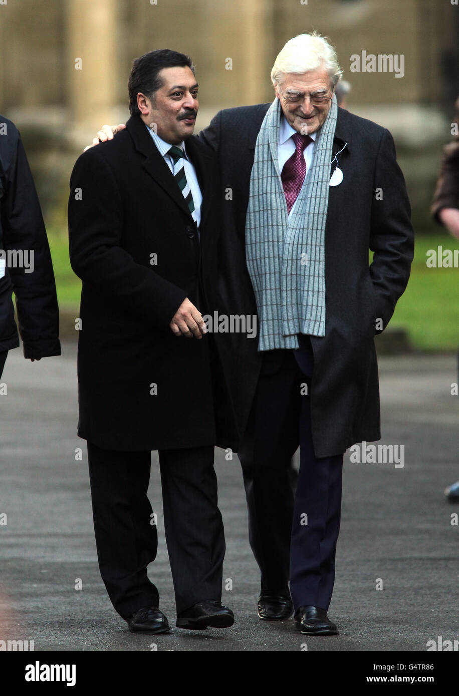 Sir Michael Parkinson (rechts) wird von Damian D'Oliveira (links), Sohn von Basil D'Oliveira, begrüßt, als sie zu einem Dankesdienst in Erinnerung an Basil D'Oliveira in der Worcester Cathedral, Worcester, eintreffen. Stockfoto