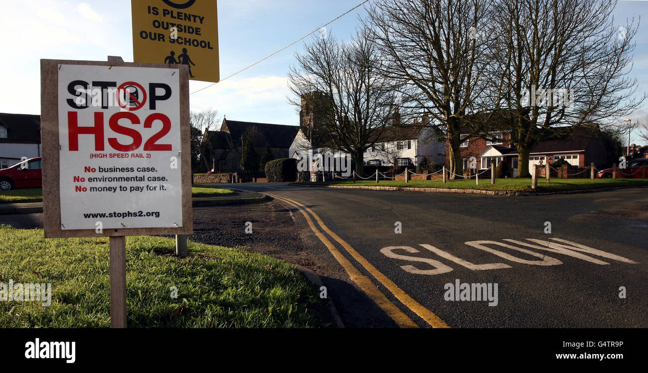 Ein Schild "STOP HS2" am Straßenrand in Drayton Bassett, Staffordshire, als die Regierung den Startschuss für das &pound;32 Milliarden HS2 Hochgeschwindigkeitsbahnprojekt London-Birmingham signalisierte, das die Fahrzeiten zwischen den großen britischen Städten drastisch reduzieren wird. Stockfoto
