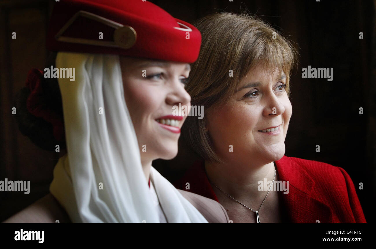 Nicola Sturgeon (rechts), stellvertretende erste Ministerin, mit Gillian Hunter, Leiterin des Emirates Airport Services, nach der Ankündigung der zweiten täglichen Verbindung zwischen Schottland und dem Nahen Osten während einer Pressekonferenz in Glasgow City Chambers in Schottland. Stockfoto