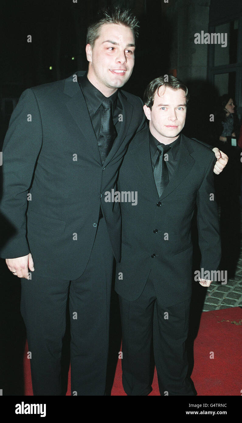 Boyzone-Mitglied Stephen Gately (R) kommt mit seinem Freund Eloy De Jong zu The Point, Dublin, für die MTV Europe Music Awards 1999. Stockfoto