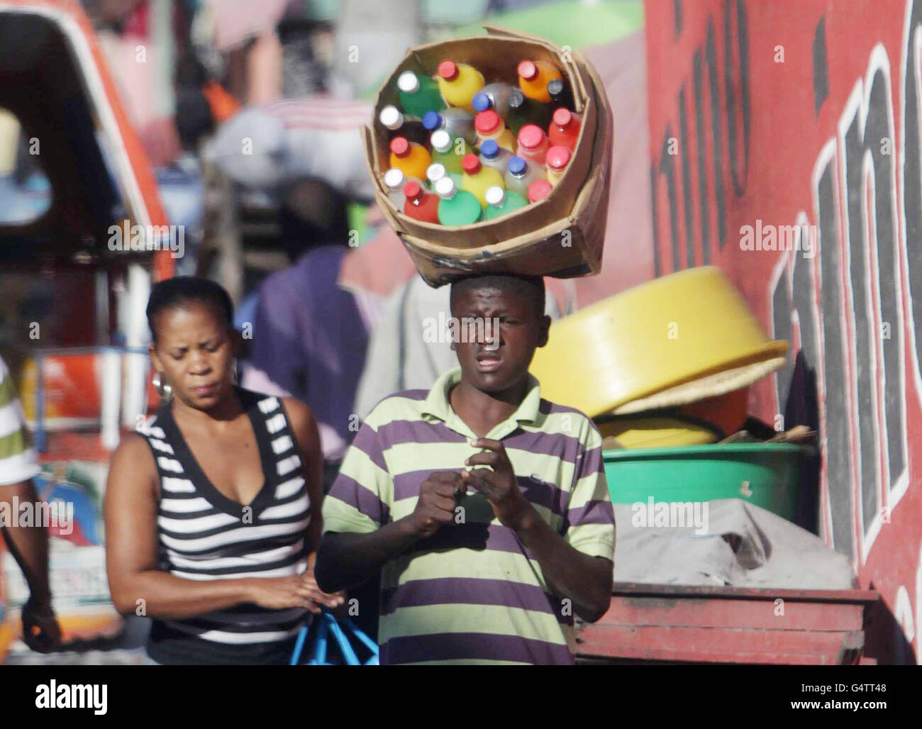 Ein Straßenhändler in Port-au-Prince, Haiti, der nach dem Erdbeben vor zwei Jahren um den Wiederaufbau kämpft. Stockfoto