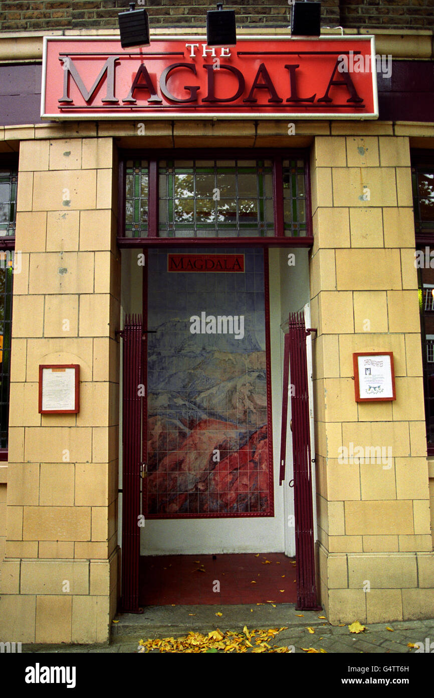 The Magdala Tavern, Hampstead, North London, wo Ruth Ellis am Ostersonntag 1955 ihren Geliebten David Blakely auf Point Blank Range schoss. Ruth Ellis plädierte für den Mord schuldig und wurde am 13. Juli 1955 als letzte Frau in Großbritannien gehängt. In den Wänden des Pubs sind noch immer Einschusslöcher zu sehen. Stockfoto