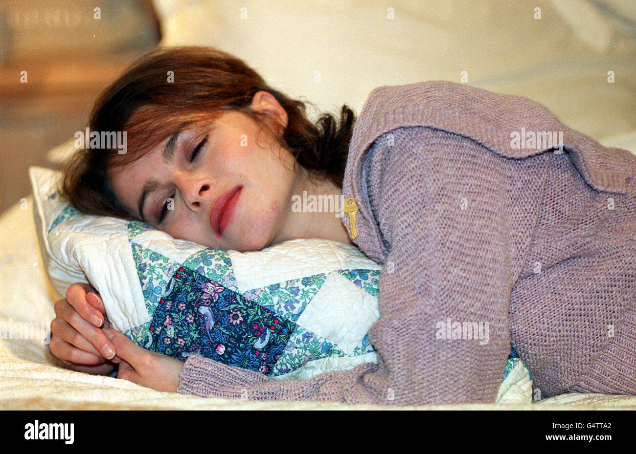 Die britische Schauspielerin Helena Bonham Carter im Bett im Liberty in der Londoner Regent Street, um die Werbeaktion „Feel Insomnia“ des Stores zu starten. Stockfoto