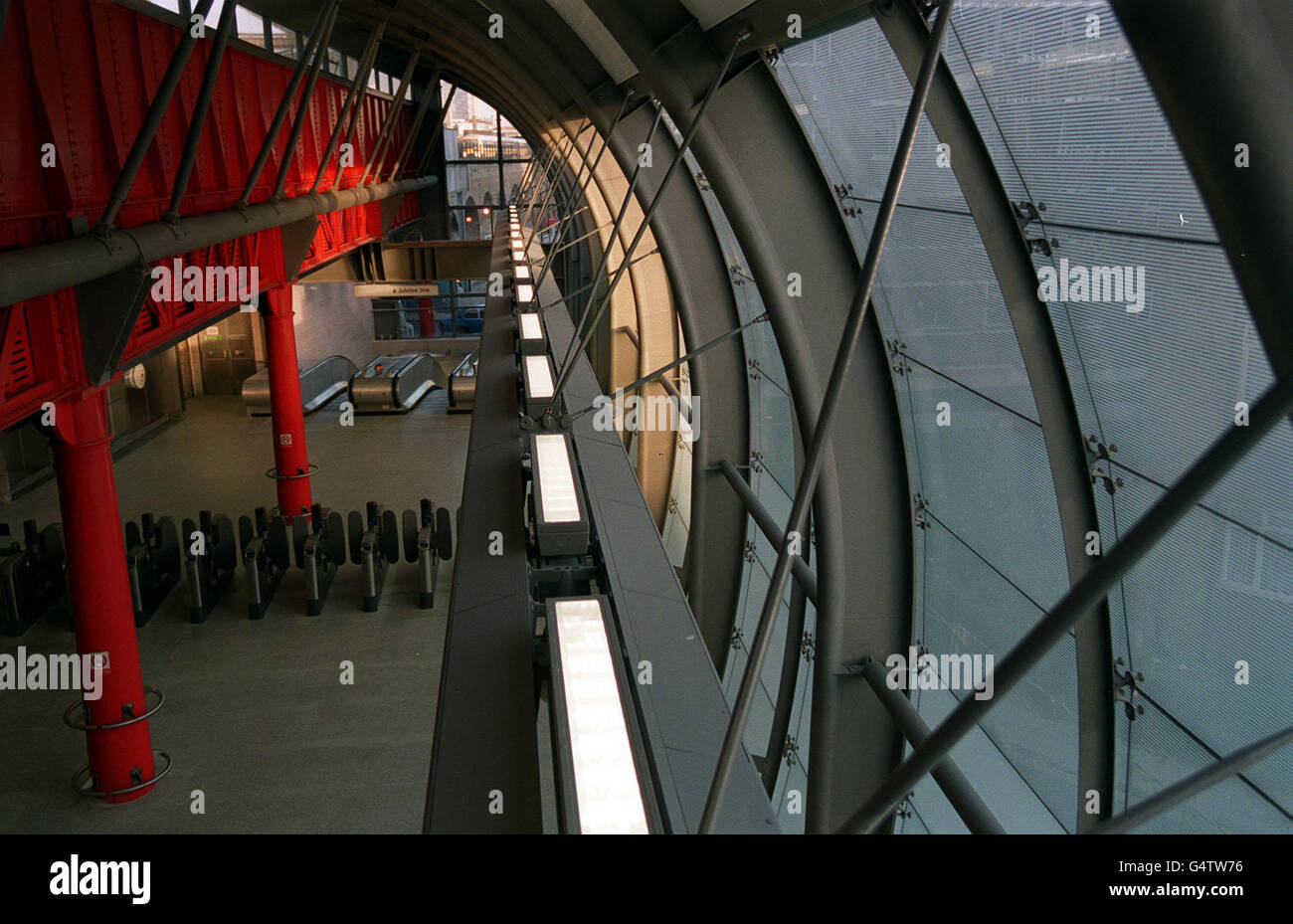 Ein Blick auf die Eingangsbarrieren und die Rolltreppen der U-Bahn-Station Southwark, die von MaCormac Jamieson Prichard entworfen wurde, ist nun als Teil der Londoner U-Bahn-Erweiterung Jubilee Line geöffnet. Stockfoto
