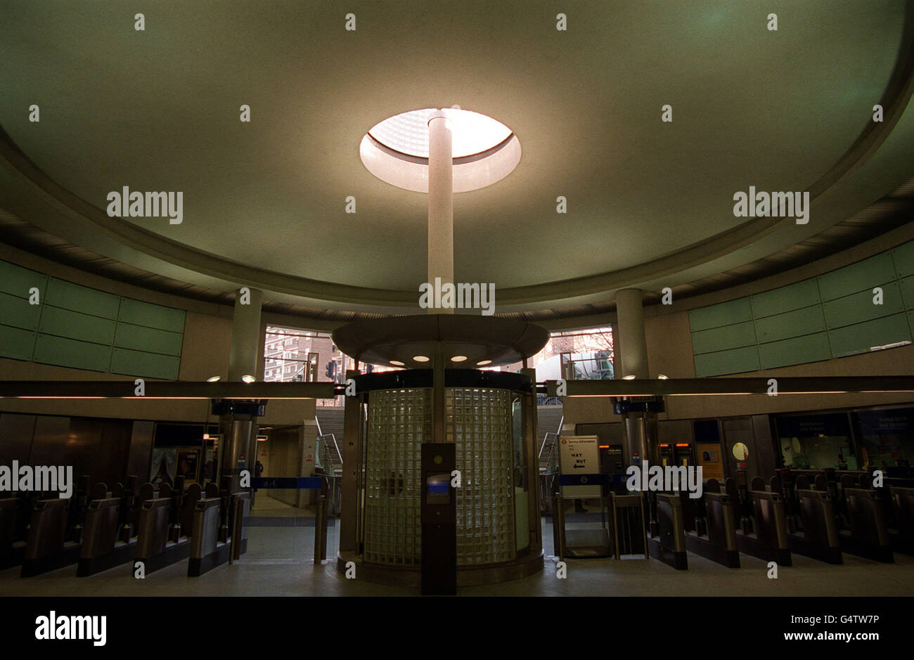 Die von MaCormac Jamieson Prichard entworfenen Ticketbarrieren in der Eingangshalle der U-Bahn-Station Southwark sind nun Teil der Londoner U-Bahn-Erweiterung Jubilee Line. Stockfoto