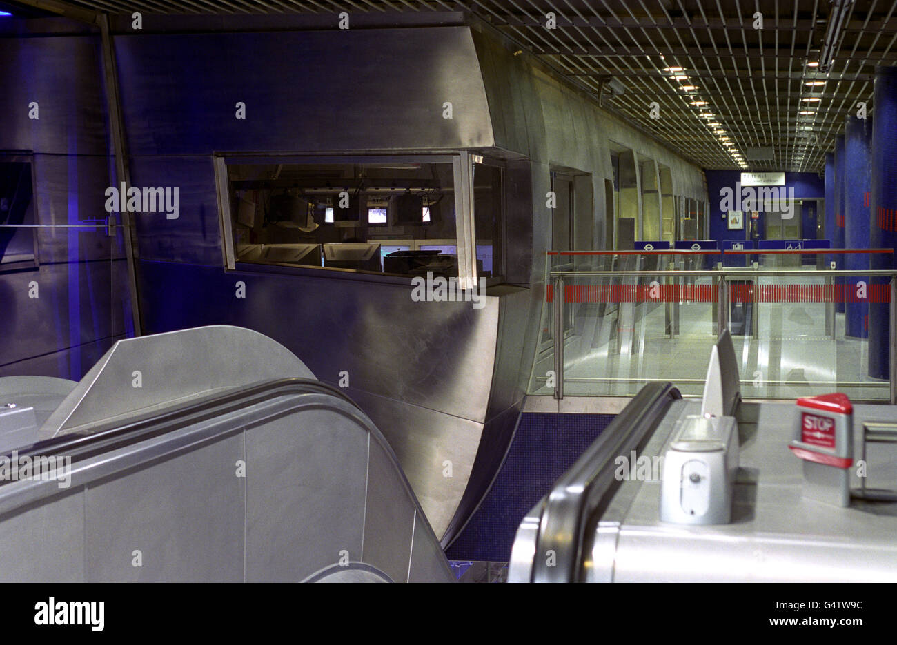 Der Kontrollraum und einige der Barrieren an der U-Bahnstation North Greenwich, die von Alsop, Lyall & Stormer und JLE Architects Foster & Partners entworfen wurden, werden nun als Teil der Londoner U-Bahn-Erweiterung Jubilee eröffnet. Stockfoto