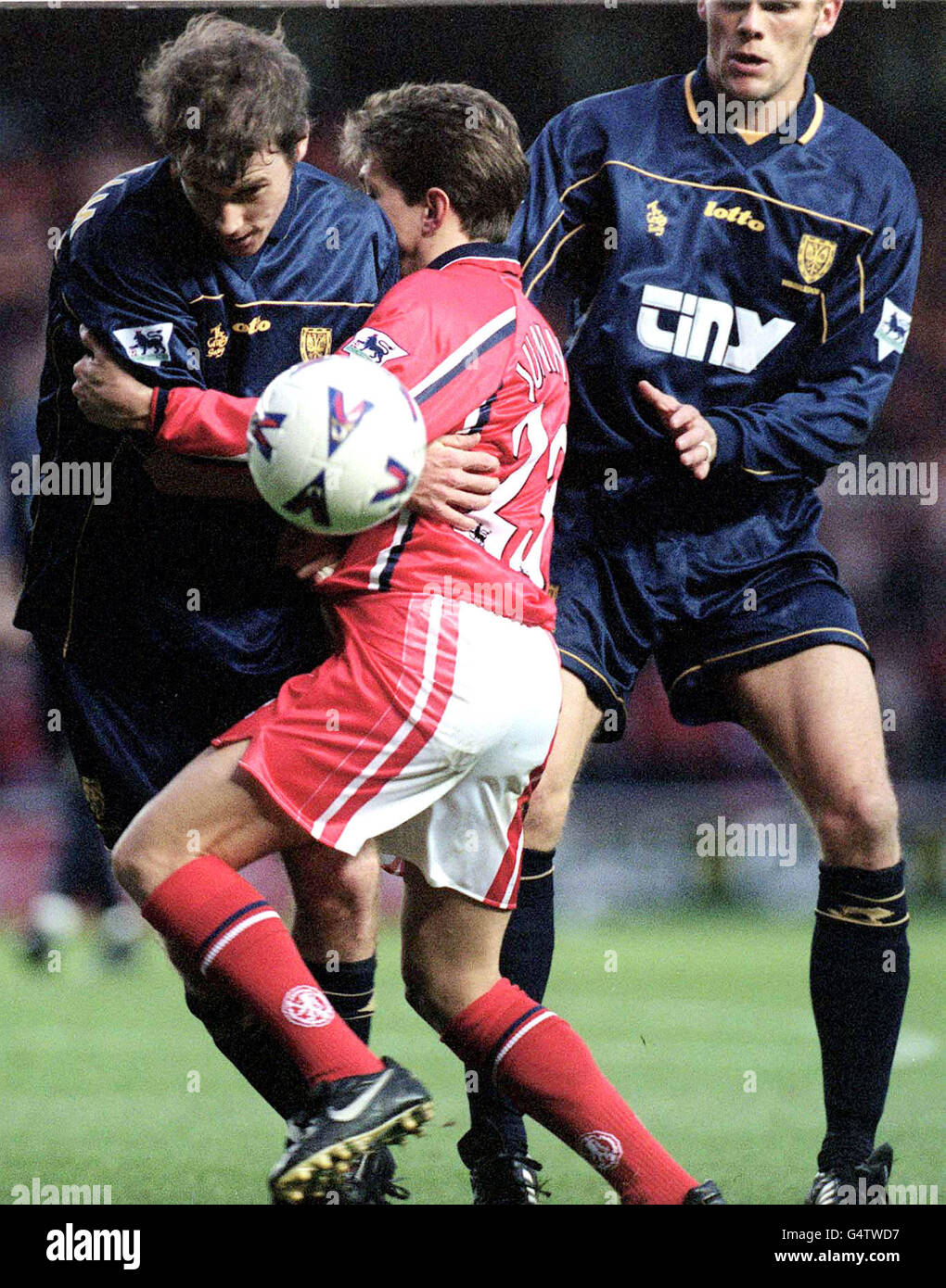 Die Nahmarkierung von Junino (C) aus Middlesbrough von Kenny Cunningham aus Wimbledon während ihres Premiership-Spiels im Riverside Stadium. Endergebnis: 0-0. Stockfoto