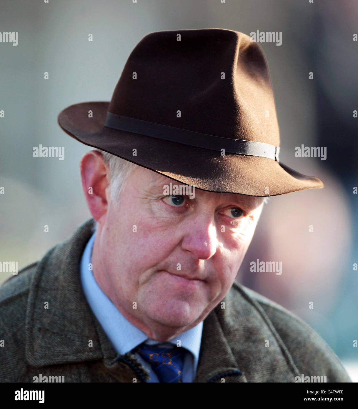 Philip Hobbs Trainer von Menorah nach dem Gewinn der Wette mit williamhill.com auf Ihre Mobile Novices Steeple Jagd auf Kempton Park Racecourse, Sunbury auf der Themse. Stockfoto