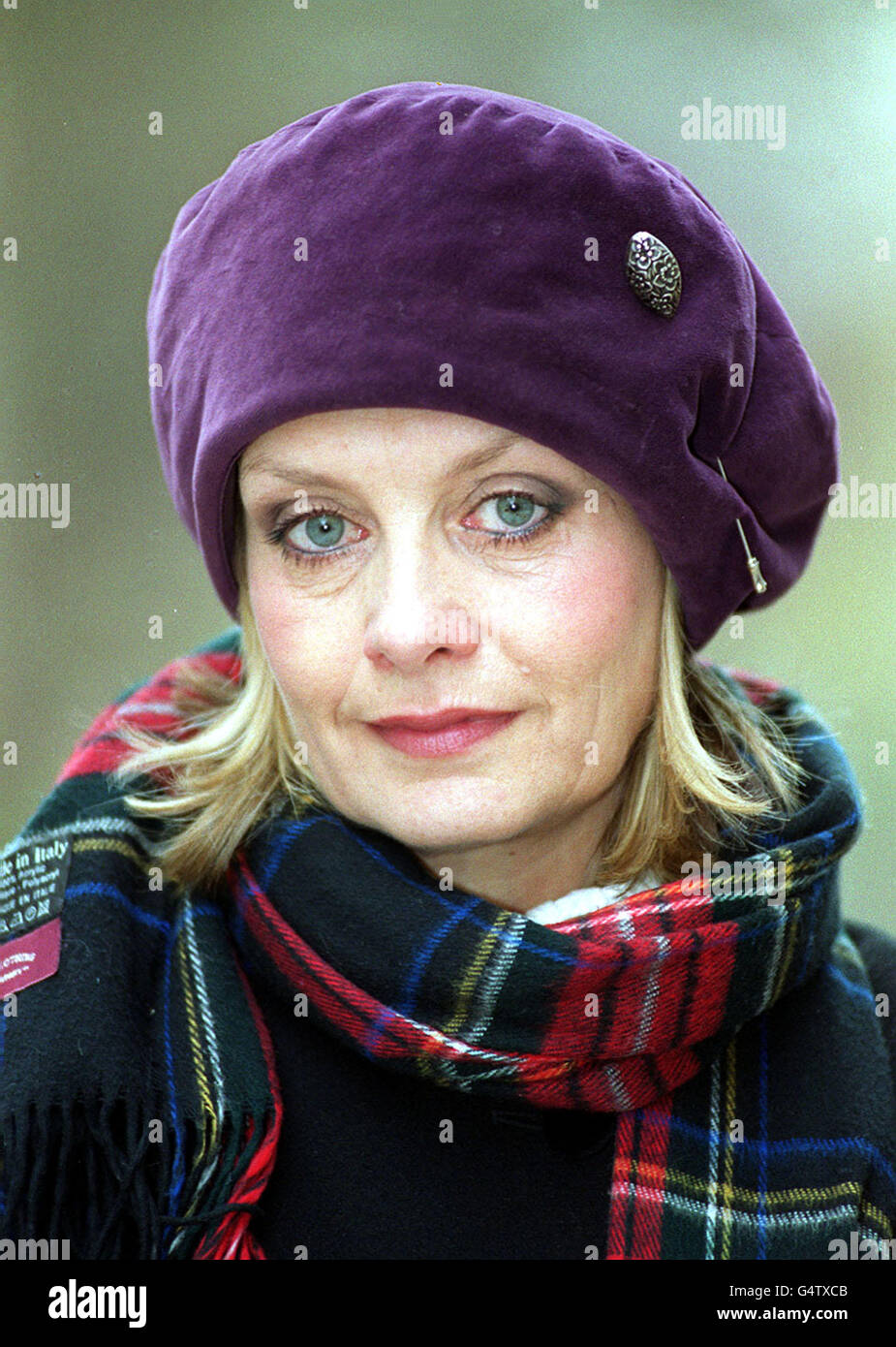 Die ehemalige Supermodel-Schauspielerin Twiggy (richtiger Name Lesley Hornby) aus den 60er Jahren hilft, eine nationale Kampagne zu starten, um die Fabrikzucht von Enten zu stoppen, nachdem sie einen Bericht der Tierhelftei Viva veröffentlicht hat! (International Voice of Animals). * Das Viva! Laut Bericht werden die Wasservögel in squaliden, beengten Bedingungen in kleinen Schuppen gehalten und sind nicht mit Wasser zum Schwimmen ausgestattet. Stockfoto