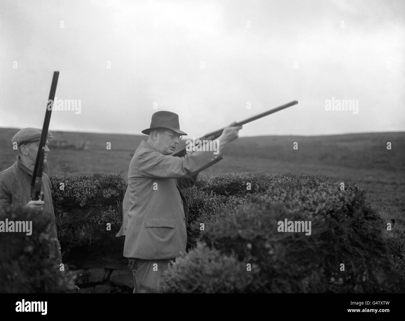 Der Premierminister des Vereinigten Königreichs Harold Macmillan bei der Als er einen Tag lang als Gast schießt Von Lord Swinton über die North Yorkshire Moors Stockfoto