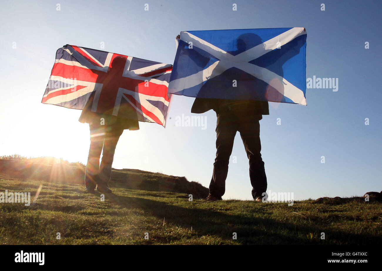 Schottische und englische Flaggen hielten sich über Edinburgh, Schottland, auf Stockfoto