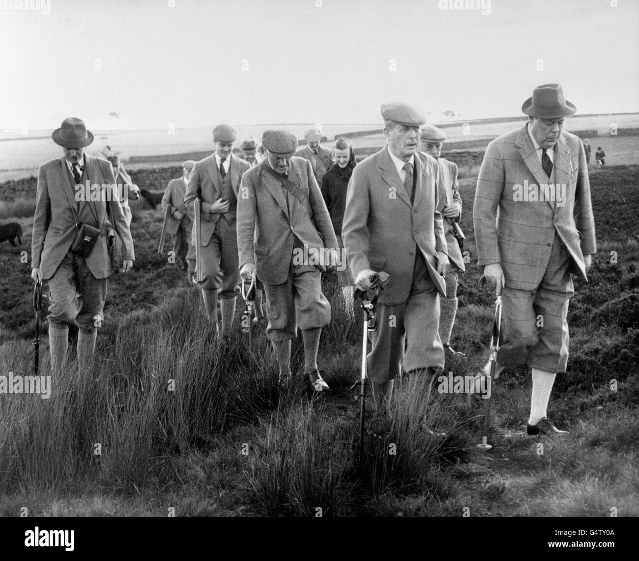 Der Premierminister des Vereinigten Königreichs Harold Macmillan hat sich ein Bild von den Schüssen des Birkhuhns auf Ilton Moor, Yorkshire, gemacht. (l-r) Hauptmann HW Nicholson, der Earl of Swinton, der Premierminister und Christopher Soames, Landwirtschaftsminister Stockfoto