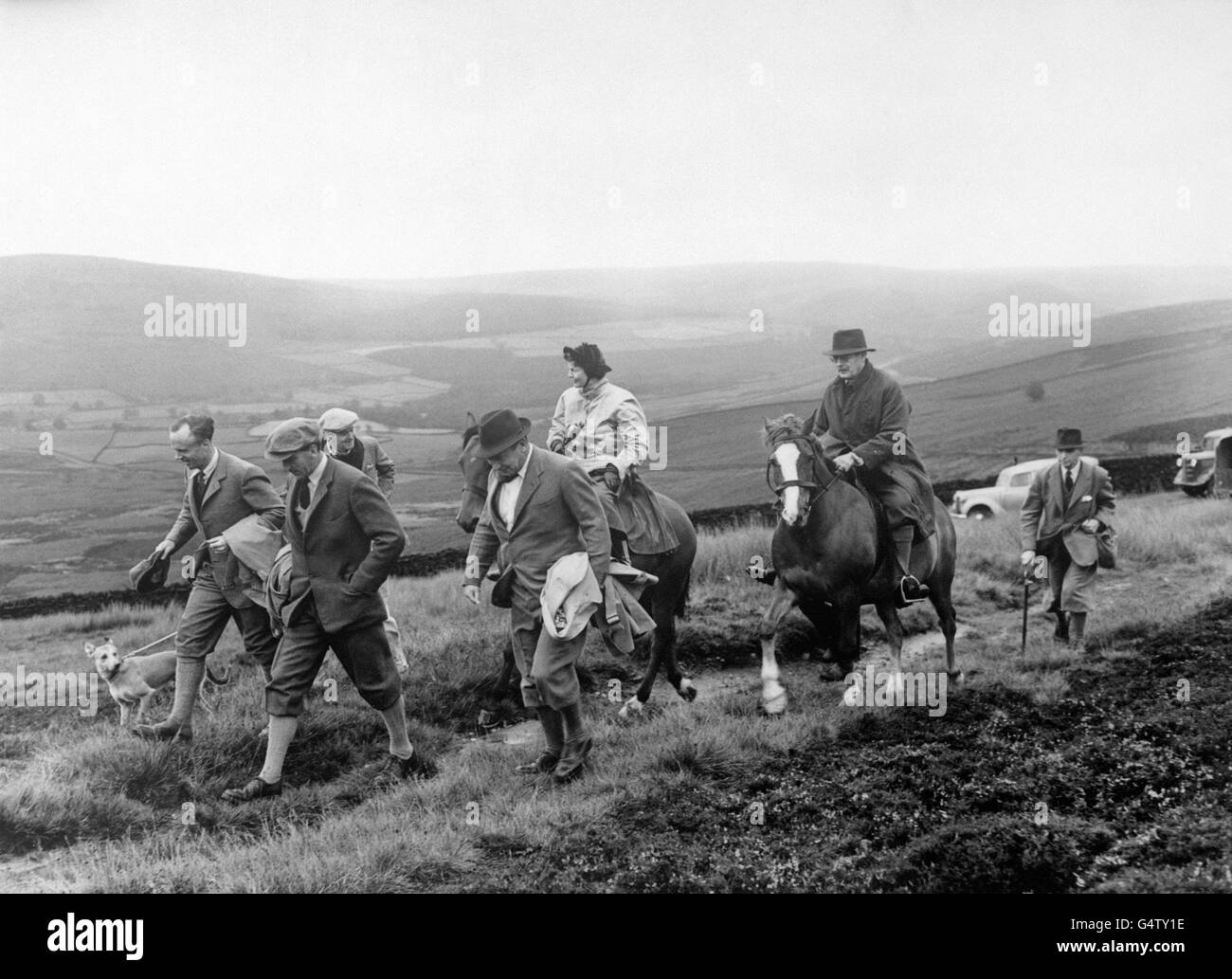 Zu Pferd, mit einer Party, die zum ersten Fahrer über Broad Park Top Moors geht, sind Kanzler des Exchecr Harold Macmillan und die Herzogin von Devonshire. Zu Fuß sind der Duke of Devonshire, Hugh Fraser, Bernard Van Cutsem, Tom Edgerton und Lord Antrim Stockfoto