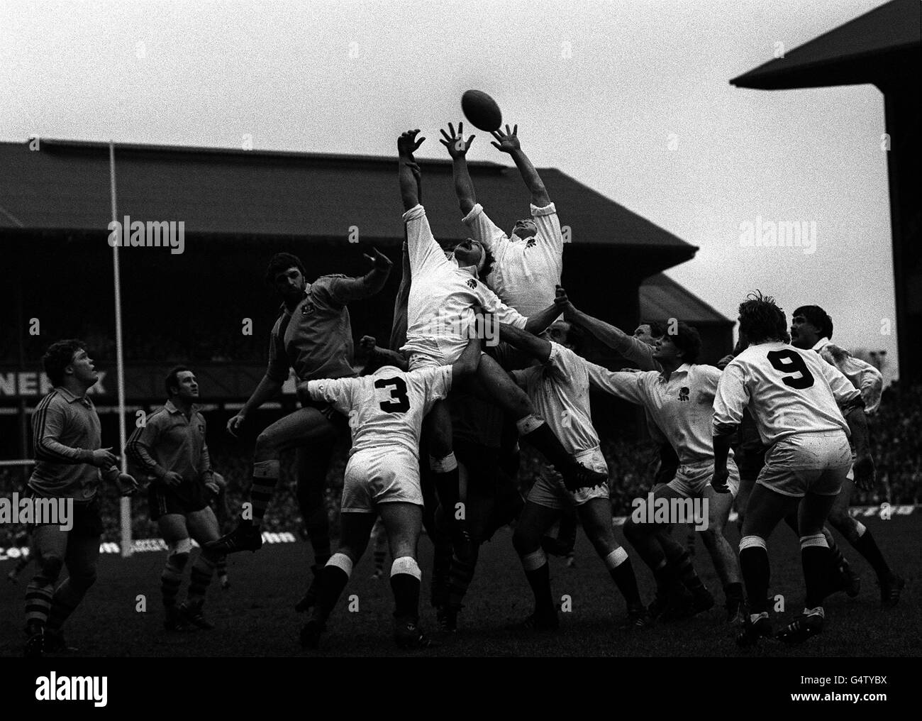 Ein Kampf in der Mitte der Luft mit Maurice Colclough (Mitte, rechts) und Kapitän Billy Beaumont (Mitte, links), der über die englischen Teamkollegen und die Australier sprang, um den Ball während eines Line-out in den frühen Stadien des Rugby-Intendationals in Twickenham zu erreichen. Stockfoto