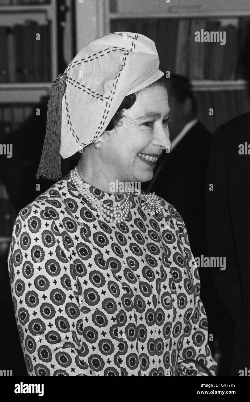 Königin Elizabeth II. Besuchte das Royal Institute of International Affairs, Chatham House, wo sie die neu erbaute John Power Hall auf dem St. James's Square in London eröffnete. Stockfoto