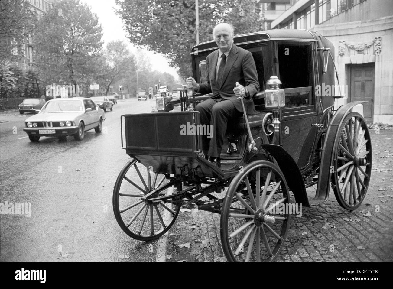 Lord Montagu von Beaulieu auf dem Fahrersitz eines 1899-Benz, von dem angenommen wird, dass er der Autowelt die Bezeichnung „Coupé“ vor Lord's Cricket Ground in London gegeben hat, als er als Präsident des internationalen Dachgremiums für Oldtimer Er nahm am zweiten Tag der Treffen der Federation des Vehicles Ancienne (FIVA) vor der RAC-Gedenkfeier von London nach Brighton Teil. Stockfoto