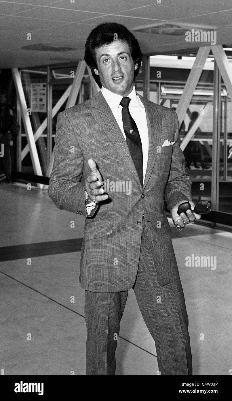 Sylvester Stallone kommt am Flughafen Heathrow in London an, um an der Gala-Charity-Premiere seines neuesten Films „Escape to Victory“ im Odeon am Leicester Square in London teilzunehmen. Stockfoto