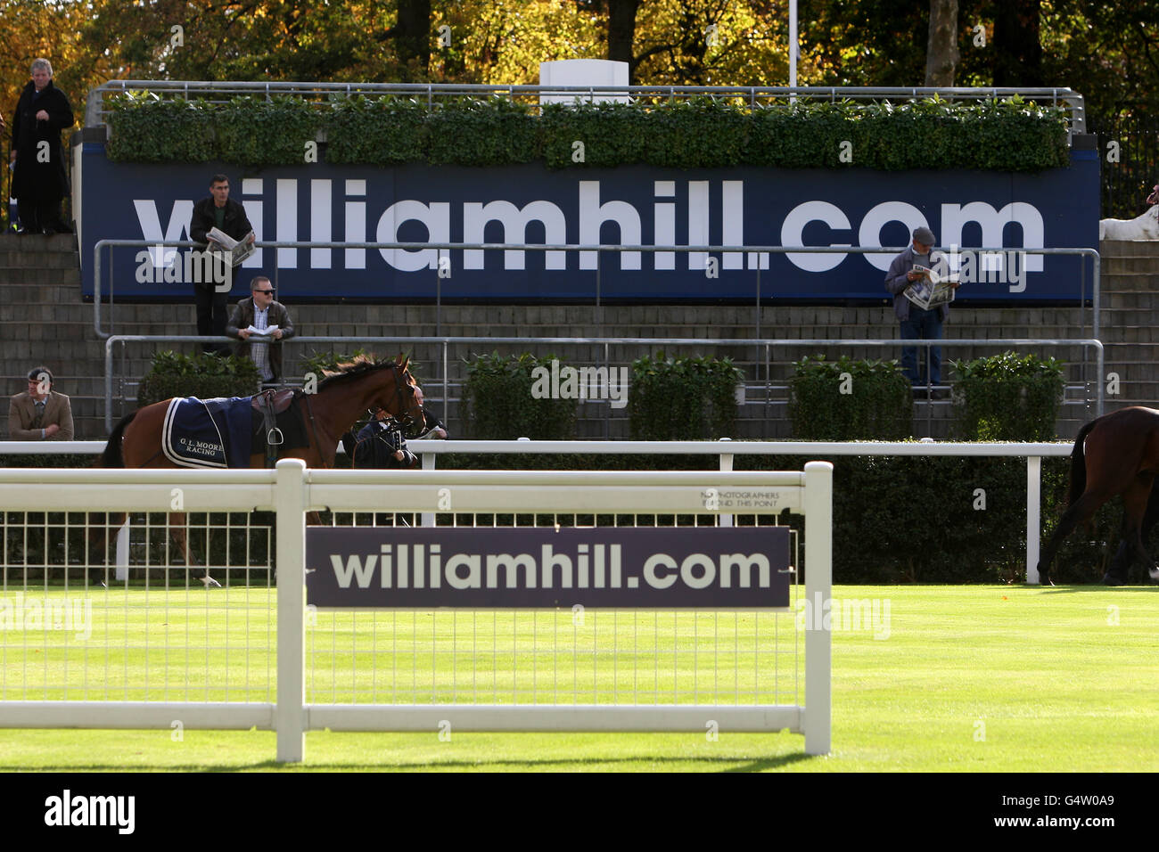 Pferderennen - United House Group Day - Ascot Racecourse. Allgemeine Ansicht von William Hill, der im Paradering unterschrieb Stockfoto