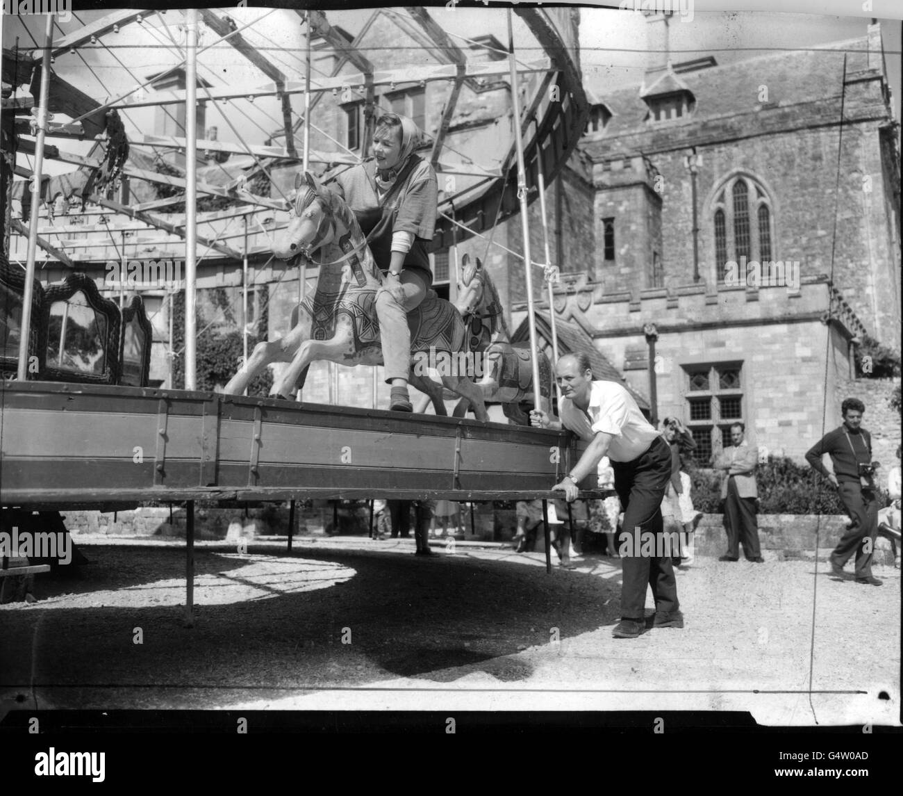 *eingescannte niedrige Auflösung von einem Kontakt* Lord Montagu von Beaulieu Lady Montagu, die die Kraft zur Verfügung stellt, nimmt eine Fahrt auf einem 1870 Periode Dampf-Merry-go-round im Gelände des Palace House. Es wird als Bandstand für das Beaulieu Jazz Festival genutzt. Stockfoto