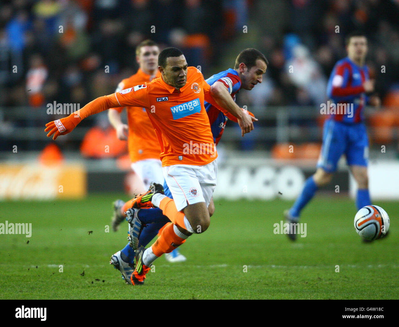 Matt Phillips von Blackpool und David Wright von Crystal Palaces während des npower Football League Championship-Spiels in der Bloomfield Road, Blackpool. Stockfoto