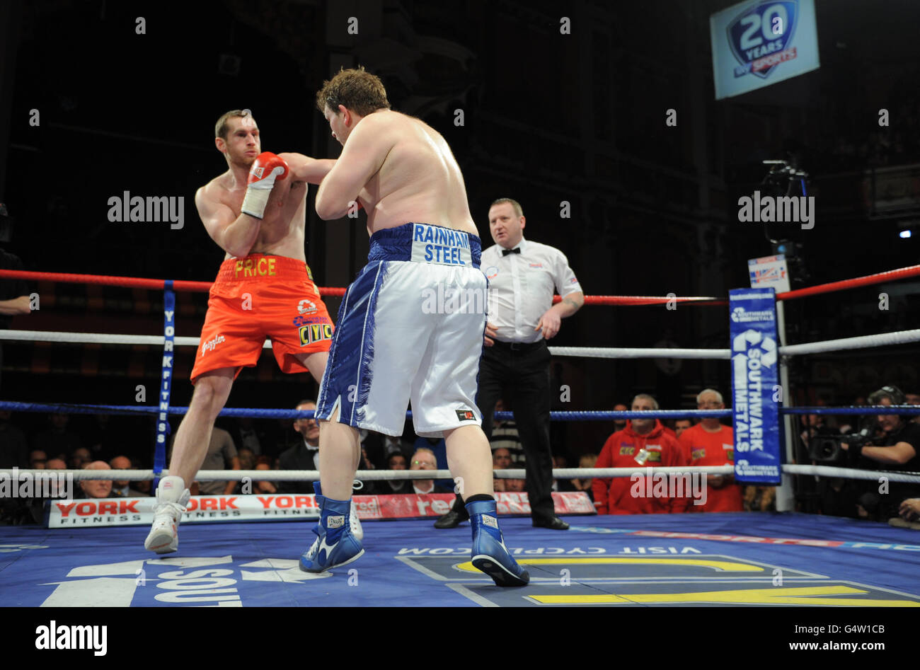 David Price (links) im Einsatz mit John McDermott im Liverpool Olympia, Liverpool. Stockfoto