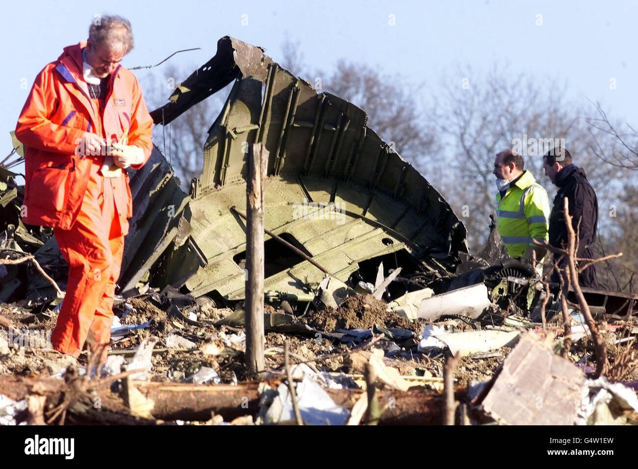 Unfallfahnder an der Stelle, an der ein koreanischer 747 Frachtjet kurz nach dem Start vom Flughafen Stansted abgestürzt ist. Das Flugzeug kam auf offenen Feldern in der Nähe der Bettler's Hall Farm in der Nähe des Stansted Airport in Essex, südlich des Flughafens, und tötete die 4 Besatzungsmitglieder. * an Bord. Stockfoto