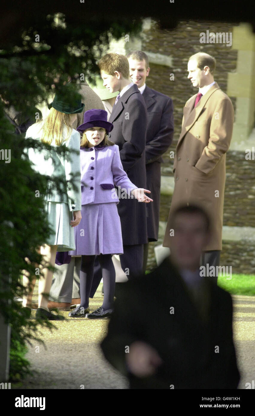 Die Töchter von Prinz Andrew, Beatrice (rechts) und Eugenie mit dem Earl of Wessex und Prinz Harry vor der Pfarrkirche von Sandringham vor ihrem traditionellen Weihnachtsgottesdienst. * die Königin und die 99-jährige Königin-Mutter führten die Royals in der St. Mary Magdalena Kirche in Verehrung. Stockfoto