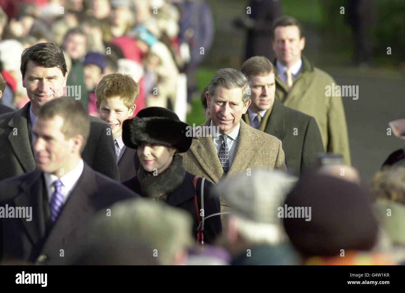 Kommandant Tim Laurence, Peter Phillips, Prinz Harry, Viscountess Serena Linley und der Prinz von Wales und der Herzog von York (L-R) Ankunft in Sandringham Pfarrkirche für ihren traditionellen Weihnachtsgottesdienst. Stockfoto