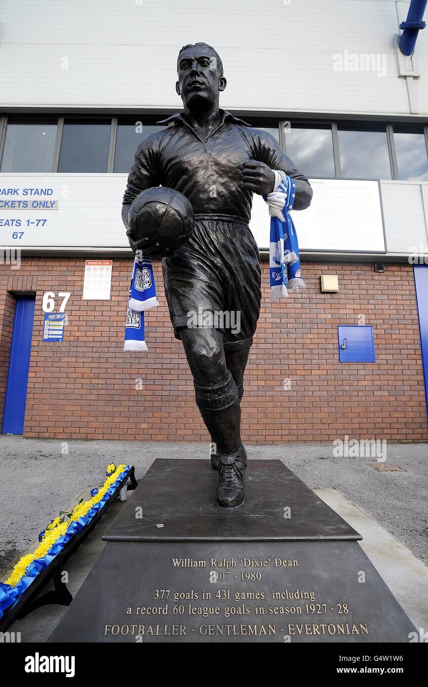 Fußball - Barclays Premier League - Everton gegen Blackburn Rovers - Goodison Park. Eine Statue von Dixie Dean vor dem Goodison Park Stockfoto