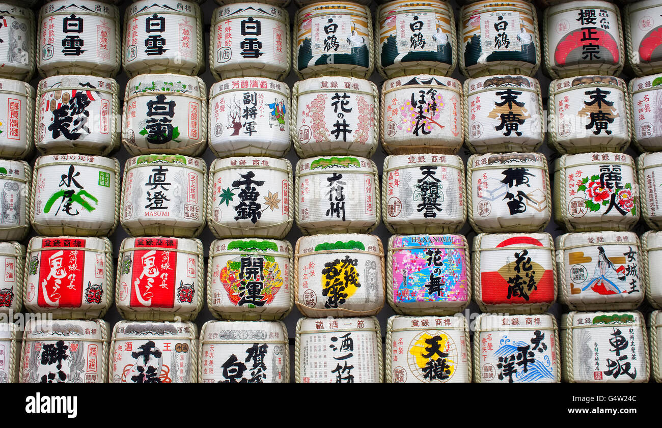Fässer von Sake eingewickelt im Stroh im Yoyogi Park in Tokio Stockfoto
