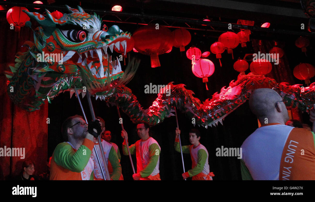 Künstler treten mit einem speziell in Auftrag gegebenen irisch gemusterten chinesischen Drachen auf, als sich Hunderte im Rahmen des chinesischen Neujahrsfestes am Meeting House Square in Dublin versammelten. Stockfoto