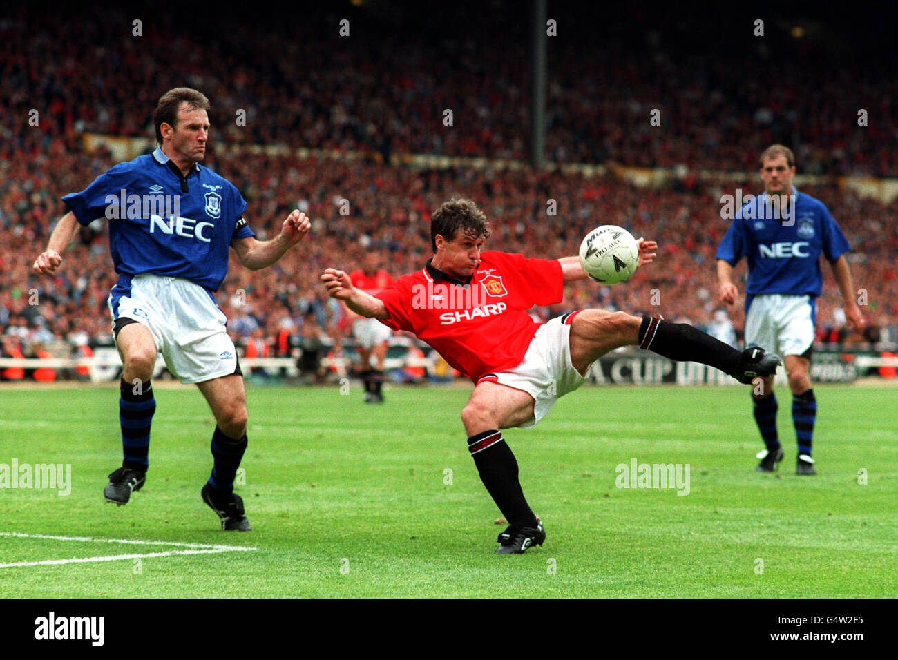 Fußball - FA Cup Finale - Manchester United gegen Everton - Wembley Stadium. DAVE WATSON, EVERTON & MARK HUGHES, MANCHESTER UNITED Stockfoto