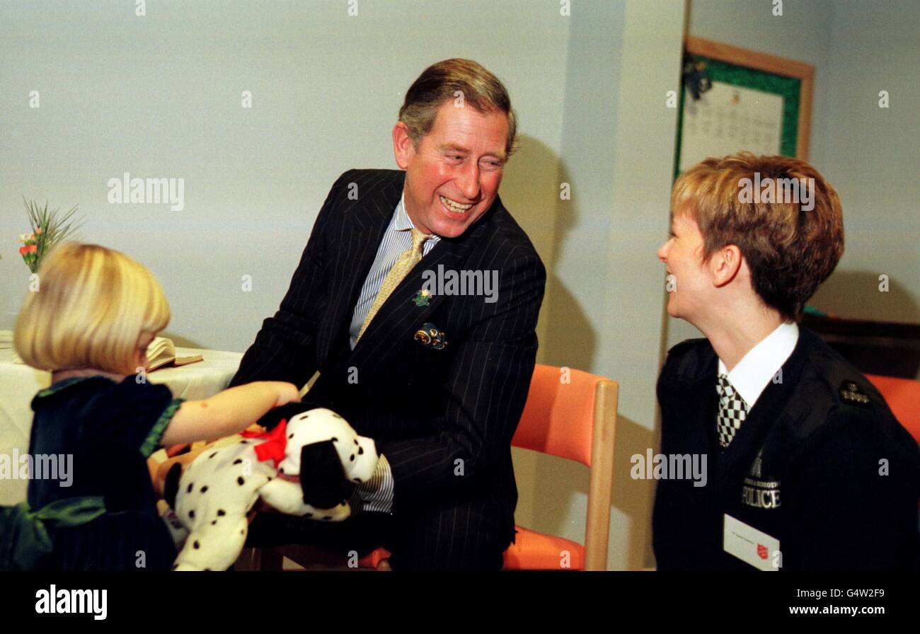Der Prinz von Wales bei seinem Besuch im Heilsarmee Pleasance Hostel in Edinburgh am Silvesterabend. Stockfoto