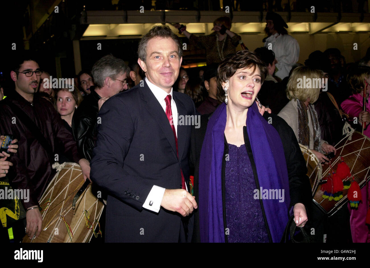 Premierminister Tony Blair trifft in Begleitung seiner Frau Cherie am Millennium Dome in Greenwich in London ein, um den Dom am Silvesterabend zu öffnen, der das Herzstück der britischen Millenniumsfeiern bilden wird. Stockfoto