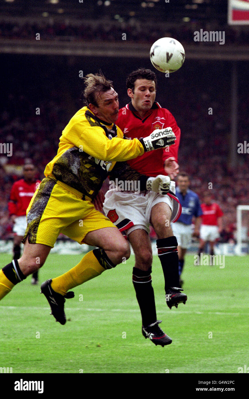 Everton-Torwart Neville Southall (l.) und Ryan Giggs von Manchester United (r) beide gehen für den Ball Stockfoto