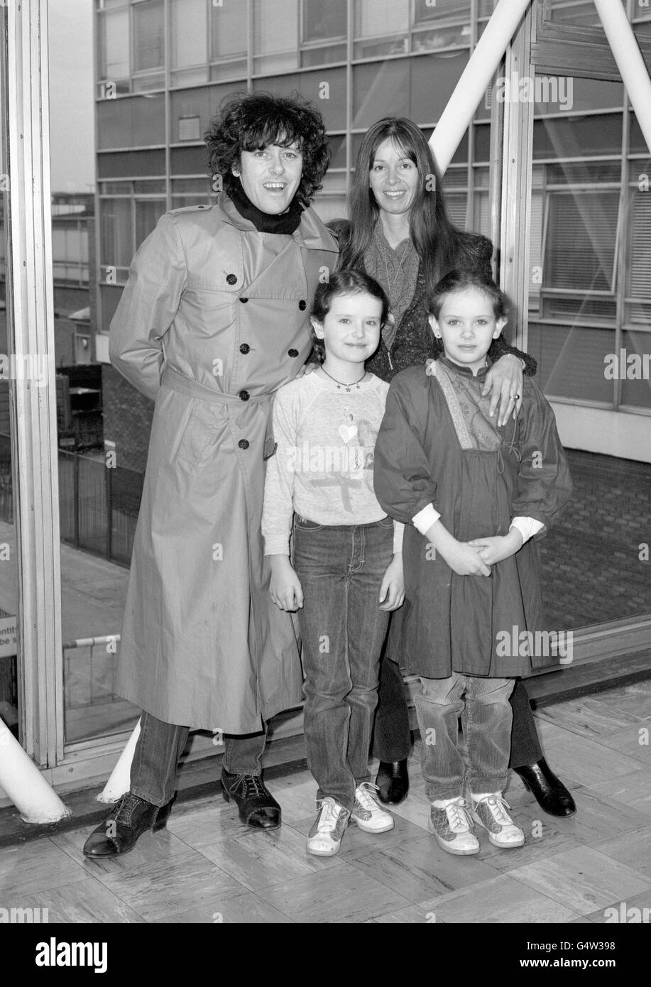 Folk- und Popsänger Donovan mit seiner Frau Lynda und ihren beiden Töchtern Astrella, zehn und Oriole (rechts), neun am Flughafen Heathrow, als sie in Miami Urlaub machen. Stockfoto