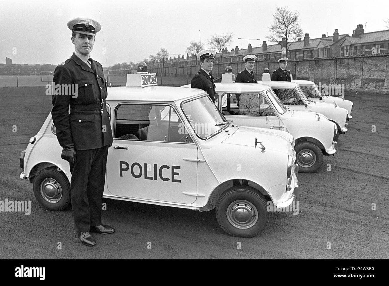 Die Polizeibeamten der Stadt Manchester mit ihren neuesten Autos, dem Mini Cooper S und einer Geschwindigkeit von 100 km/h. die minis wurden aufgrund ihrer Wendigkeit und Geschwindigkeit ausgewählt. Stockfoto