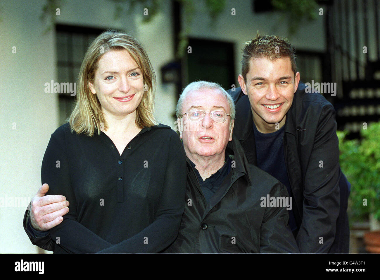 Michael Caine (Mitte) mit Claire Rushbrook und Matthew Marsden, seinen Mitspielern seines neuesten Films Shiner, bei einer Fotohalle in London, um den Beginn der Hauptfotografie des Spielfilms anzukündigen. Stockfoto