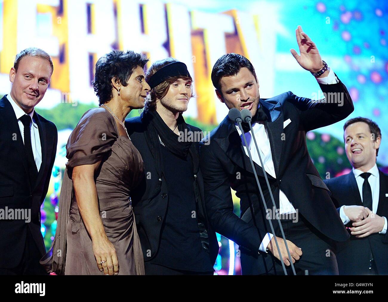 Antony Cotton, Fatima Whitbread, Dougie Poynter und Mark Wright auf der Bühne als I'm A Celebrity Get Me Out of Here gewinnt die Best Reality TV Show während der NTA Awards 2012 im O2, Greenwich, London Stockfoto