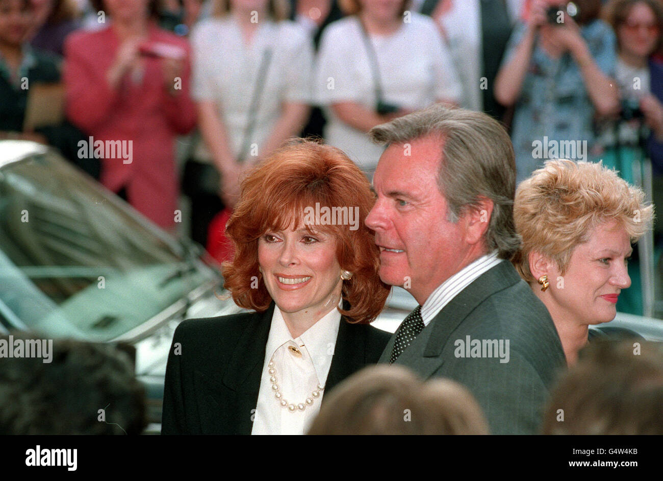 Der amerikanische Schauspieler Robert Wagner und die amerikanische Schauspielerin Jill St. John kommen zur Eröffnungsnacht von Barry Manilows neuem Musical „coana“ am Prince of Wales Theatre in London an. Stockfoto