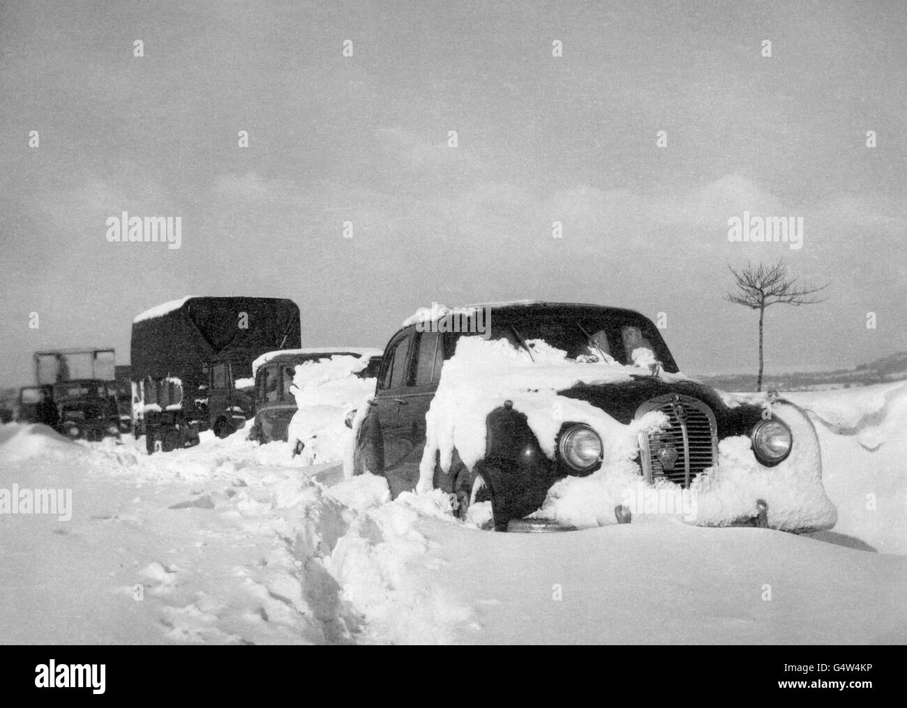 Fahrzeuge hängen schnell im Schnee, in der Nähe von Lancashire. Dies war eine Szene, die sich in ganz Großbritannien wiederholte, nachdem heftige Schneestürme über das Land hinwegfegten. Stockfoto