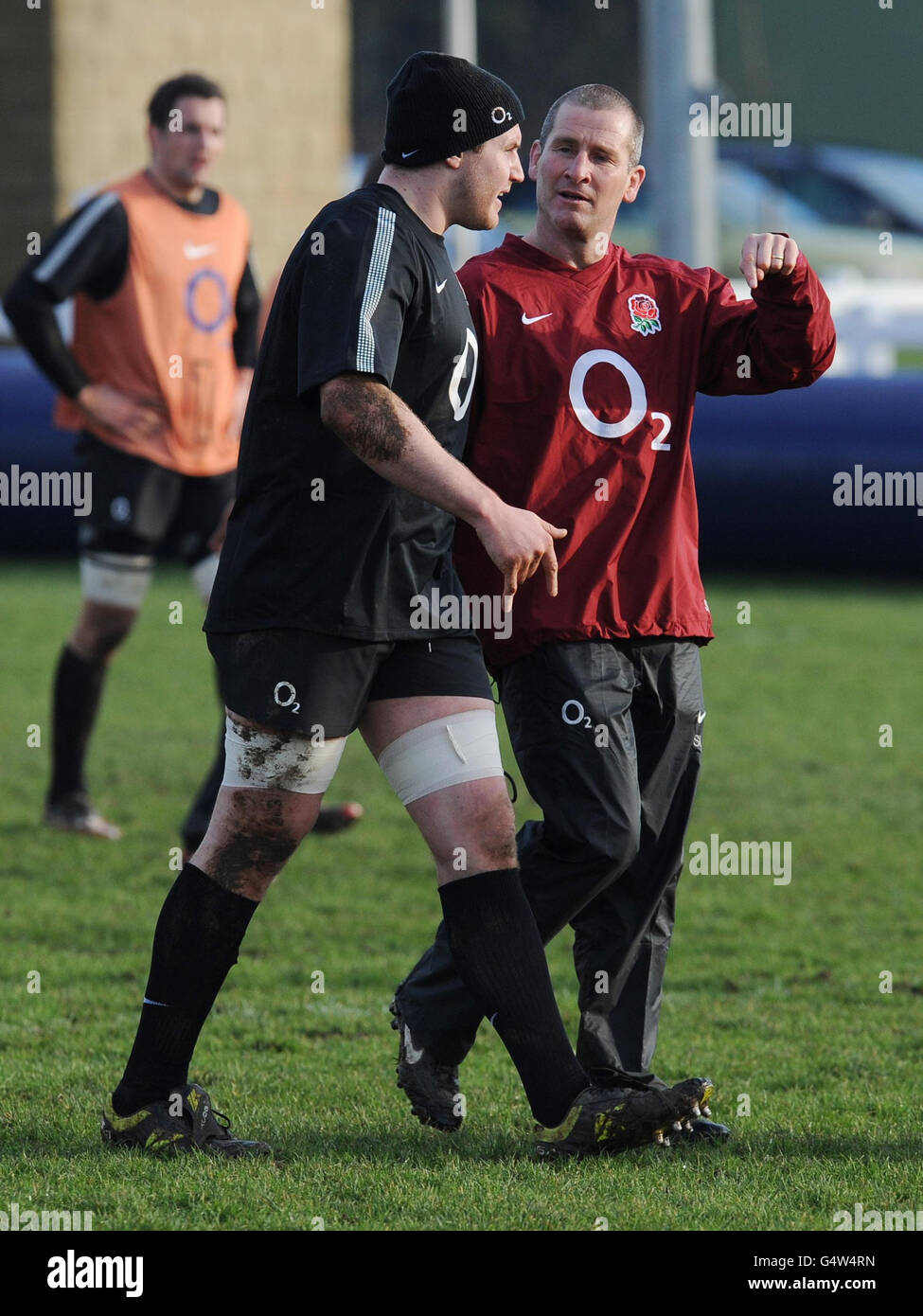 Rugby Union - England Training Session - West Park RFU. Stuart Lancaster, Interim-Trainer von England, chattet mit Ben Morgan (links) während einer Trainingseinheit im West Park RFU, Leeds. Stockfoto