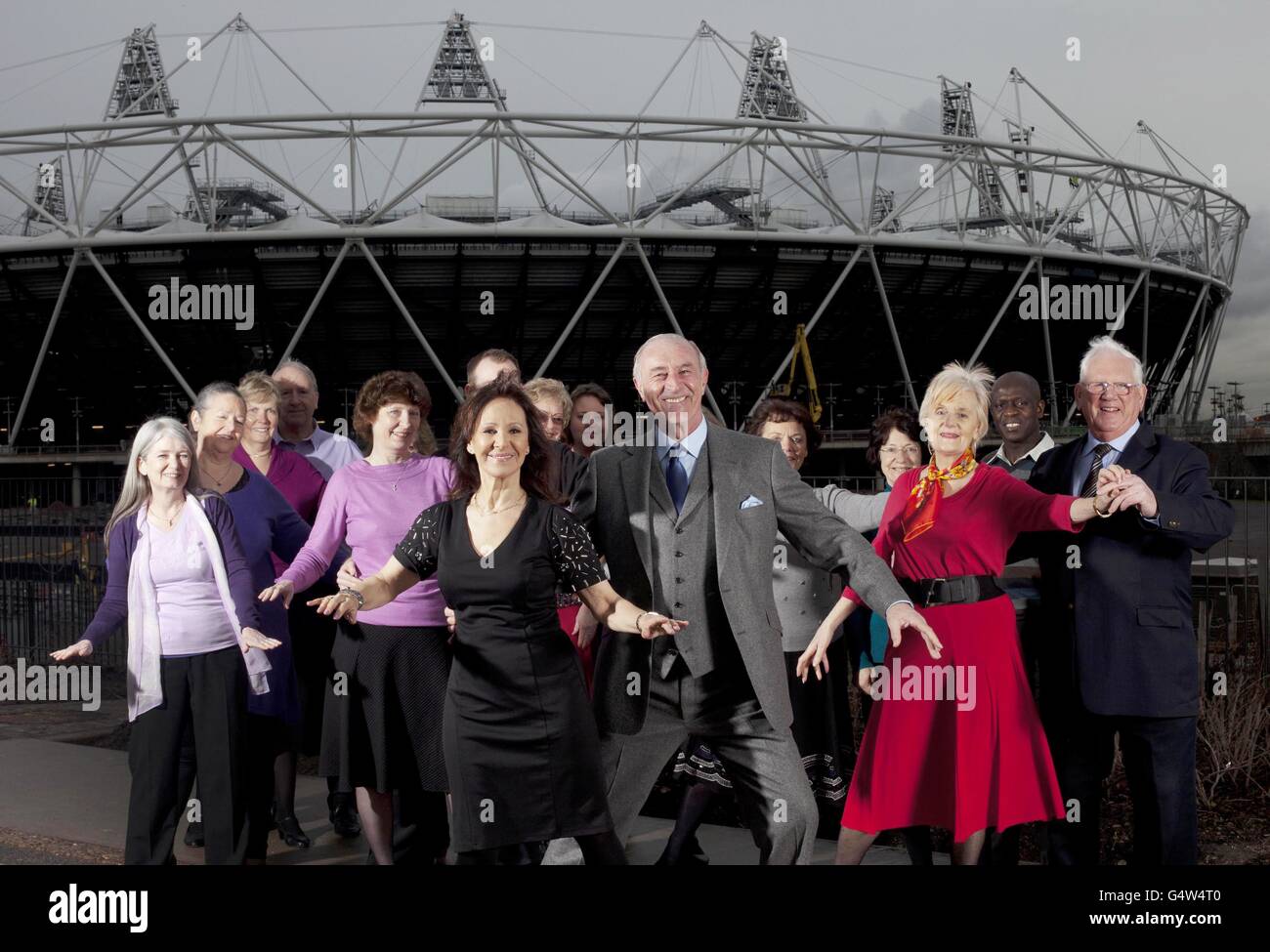 Die Fernsehpersönlichkeiten Arlene Phillips und Len Goodman mit der Tanzgruppe Learn to Dance starten GlaxoSmithKline und die nationale Sensibilisierungskampagne Your Personal Best des NHS London in der View Tube in der Nähe des Olympic Park in Stratford, Ost-London. Stockfoto