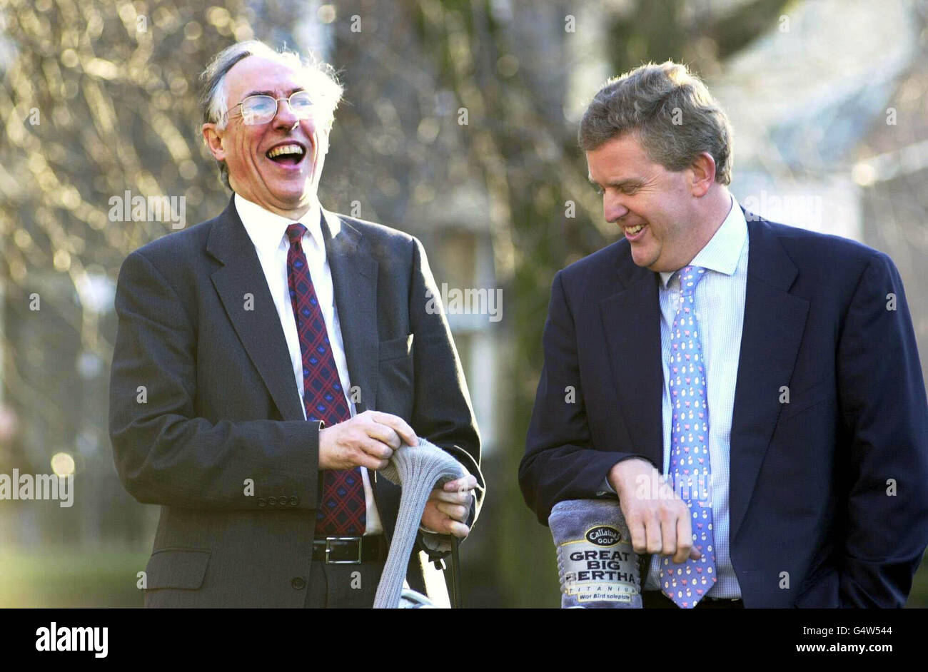 Golfer Colin Montgomerie (R), benannt als erster Botschafter für schottische Exporte, teilt einen Witz mit Schottlands erstem Minister Donald Dewar in Edinburgh und erzählt einem Publikum von Geschäftsleuten, dass er stolz sei, die unbezahlte Position einzunehmen. * ...und verspricht, das Logo der Marke Scotland auf seiner Golftasche zu zeigen, sowie Aufgaben wie das Sprechen bei Geschäftsfunktionen auszuführen. Schottland die Marke wurde 1994 gegründet, um qualitativ hochwertige Exporte aus dem Land zu veröffentlichen. Stockfoto