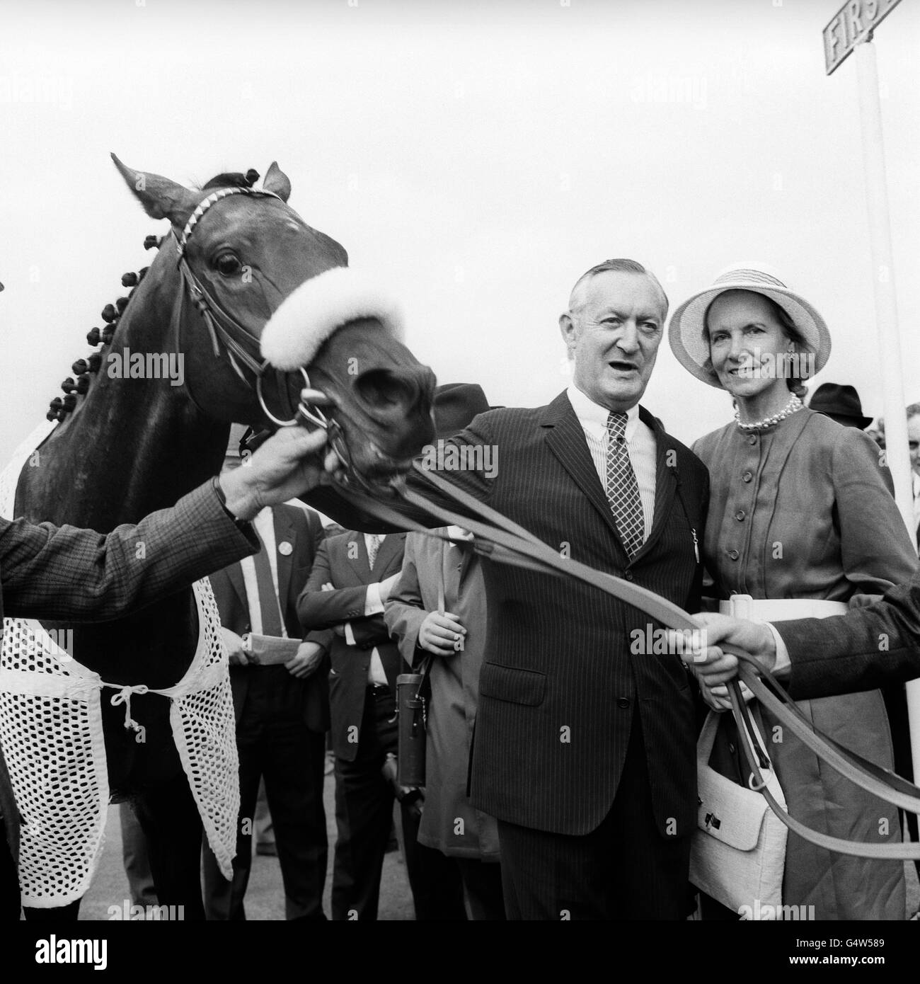 Besitzer Paul Mellon, mit seiner Frau, klopft seinem Sieger Mill Reef nach dem König George VI und der Königin Elizabeth Stakes in Ascot. * 11/02/1999 der amerikanische Philanthrope Paul Mellon, der mehr als 1.5 Millionen dem Apprentice School Charitable Trust der British Racing School, 600,000 dem Royal Veterinary College in London und 303,000 dem Animal Health Trust of Newmarket hinterlassen hat. Mellon, der diesen Monat im Alter von 91 Jahren starb, hinterließ auch 4.8 Millionen an der Cambridge University und 3 Millionen an Clare, seinem alten Cambridge College. Bild zeigt Herrn Mellon mit seiner Frau (kein Name vorhanden) und seine 1971 Stockfoto
